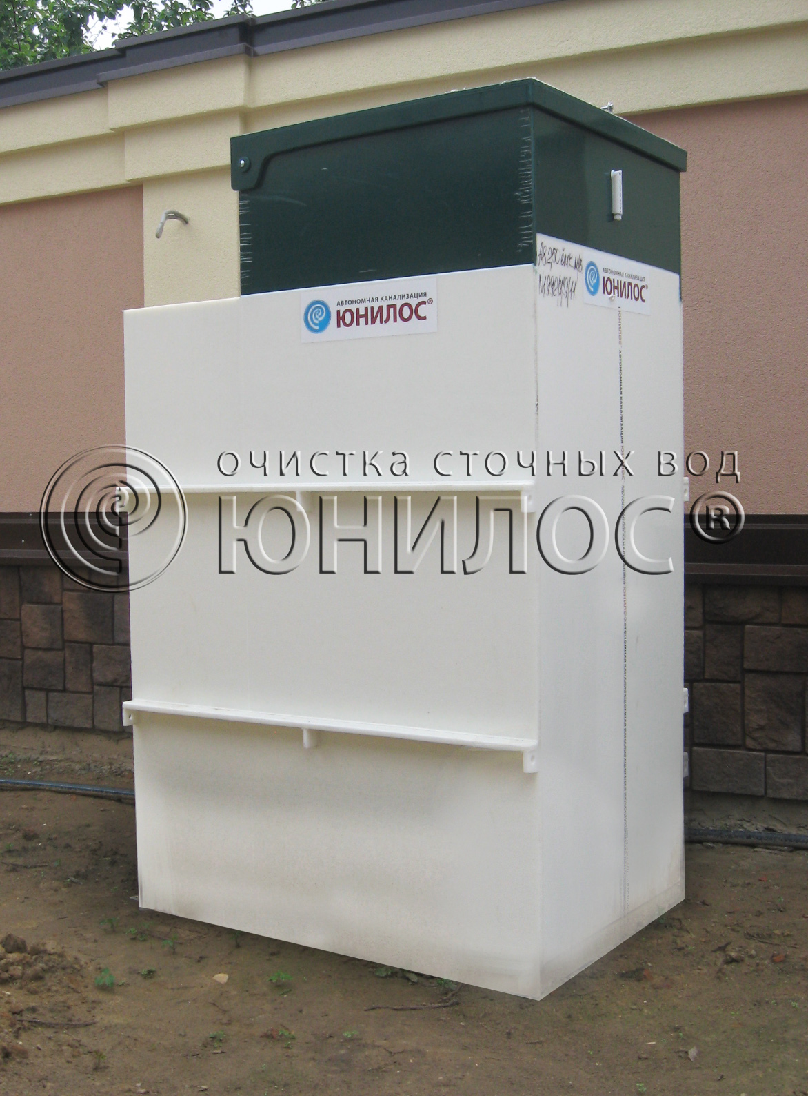 Септик после установки, аккуратно обсыпано и выровнено